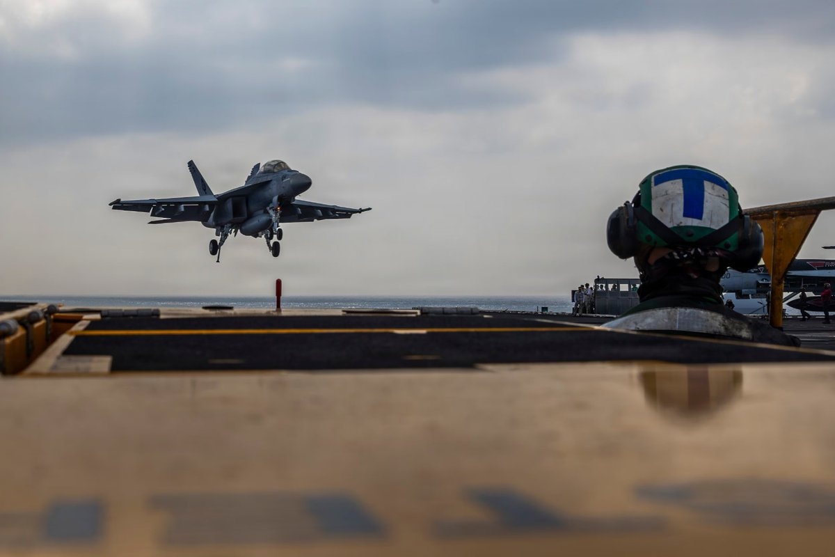 USS George Washington replacing USS Abraham Lincoln (photo 3 of 3)