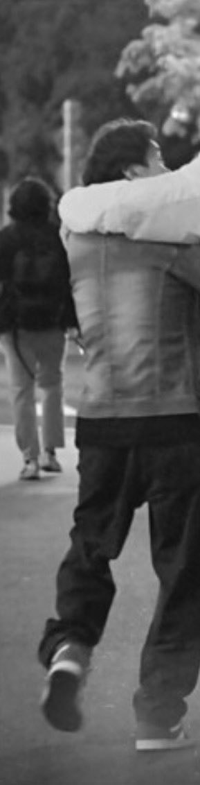 Arashi members hug on street (photo 2 of 3)