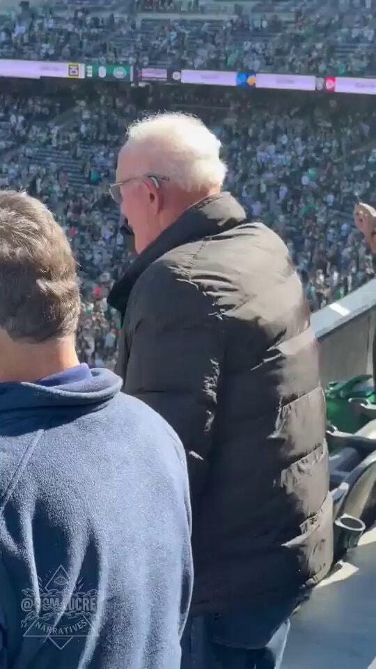 Elderly veteran salutes at Jets game
