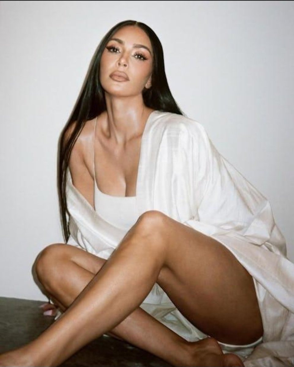 Kim Kardashian timeless at 45 (photo 2 of 2)
