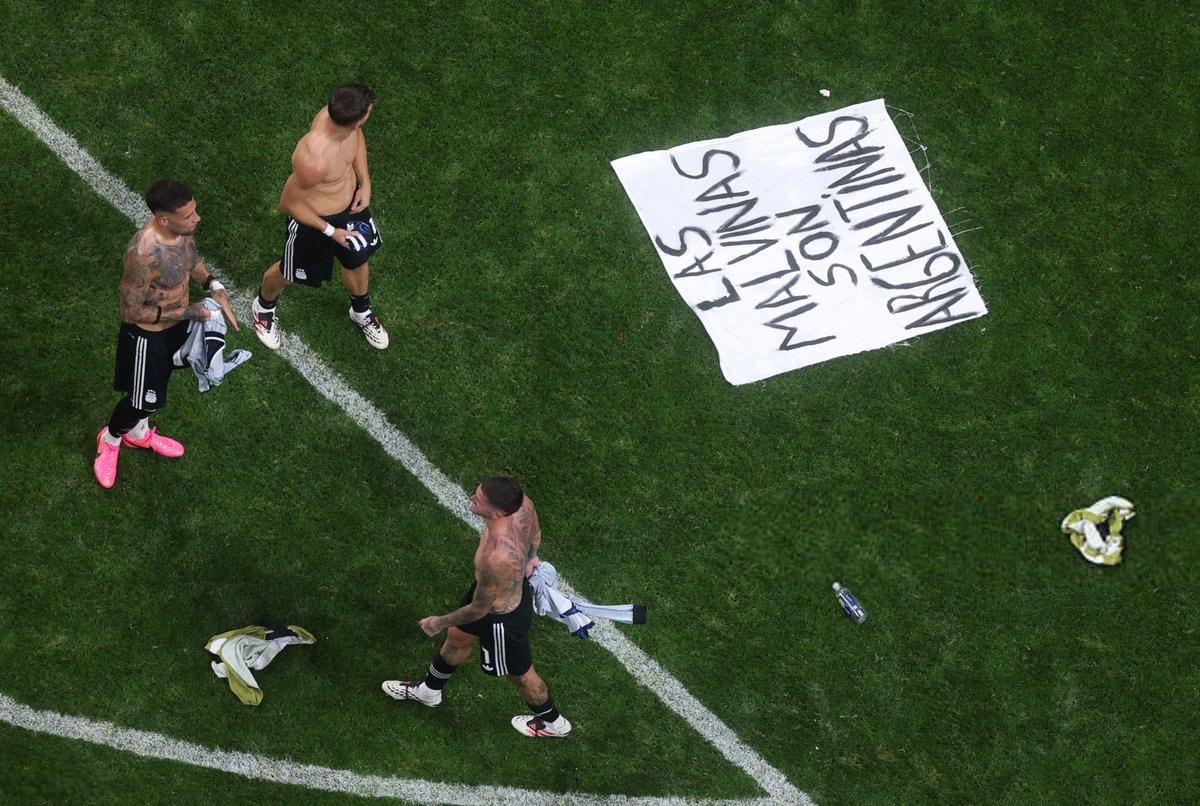 Argentina players banner Malvinas (photo 2 of 2)
