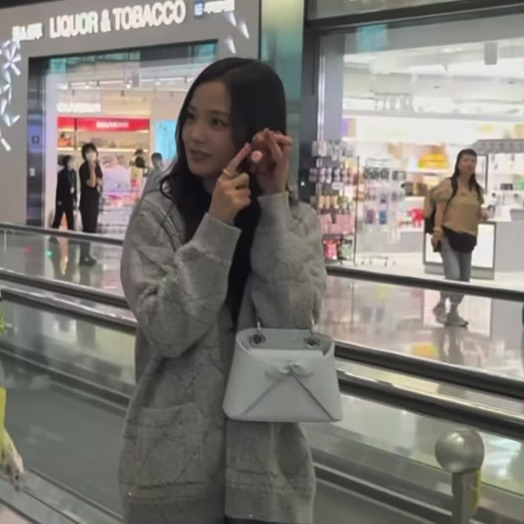 Jisoo on escalator
