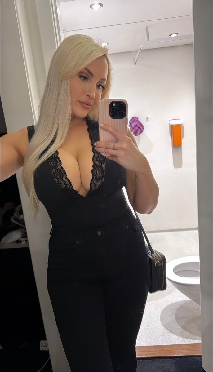 Emma Jones mirror selfie