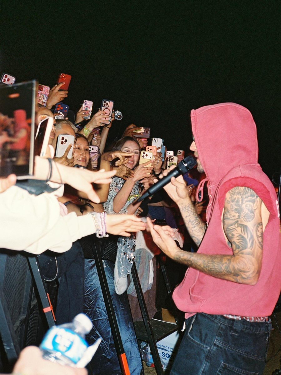 Justin Bieber performing on stage (photo 3 of 4)