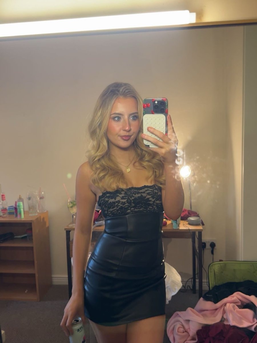 Ella Deasy 🔥🔥 (photo 2 of 3)