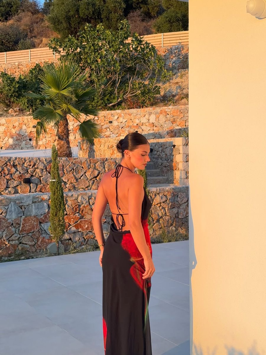Samie Elishi stunning (photo 2 of 4)