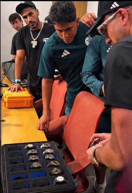 Mexico team luxury watches gift (photo 2 of 2)