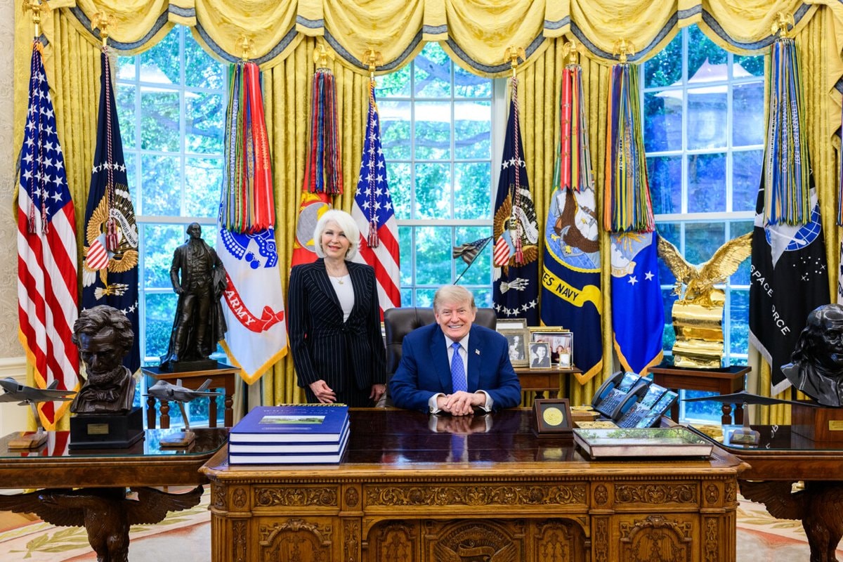 Trump meets Tina Peters in Oval Office (photo 1 of 2)