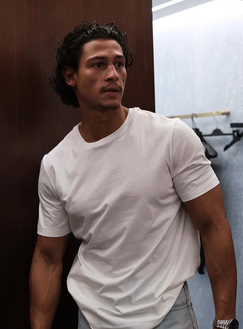 Emilio Sakraya as Xaden Riorson