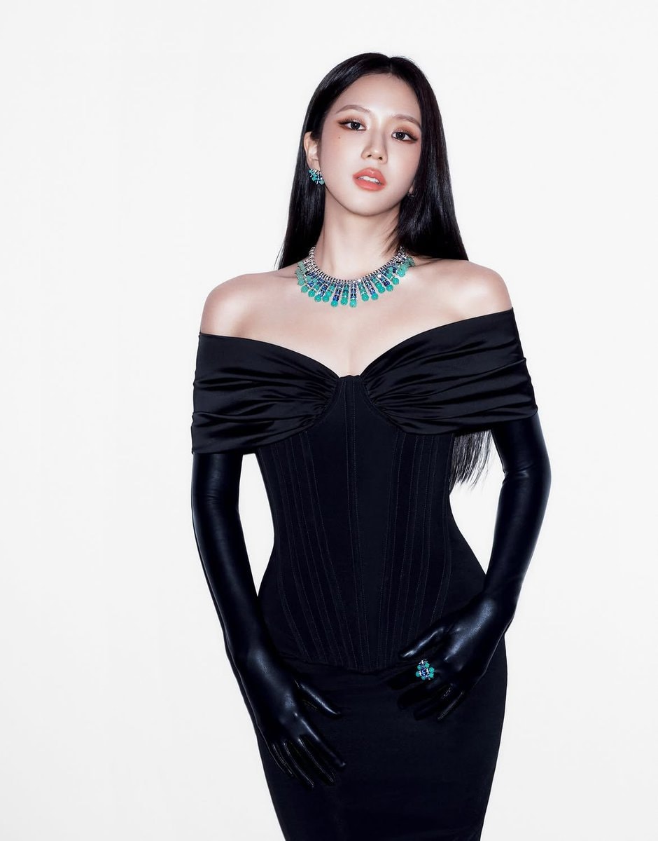 JISOO Mother look for Cartier (photo 3 of 4)