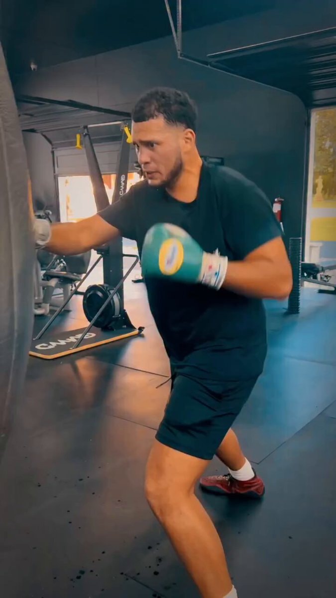David Benavidez vs Michal Cieslak