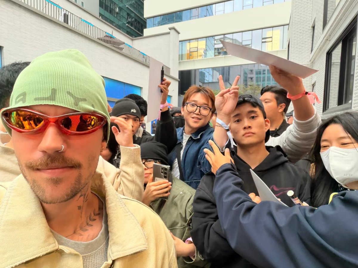 Justin Bieber with fans in Seoul