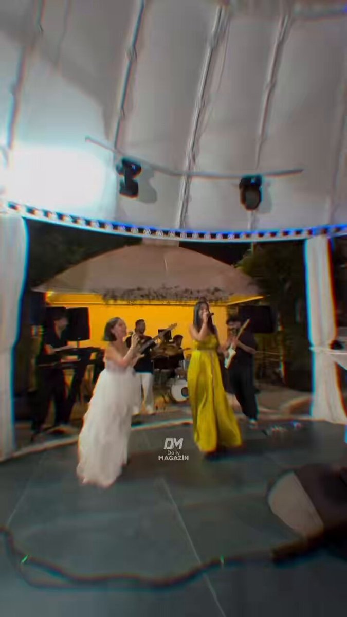 Pelin Akil stage performance