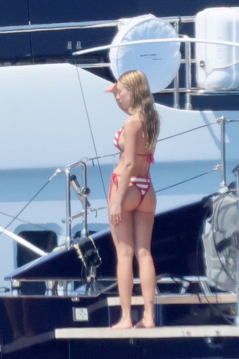 Ester Expósito vacation bikini (photo 2 of 2)