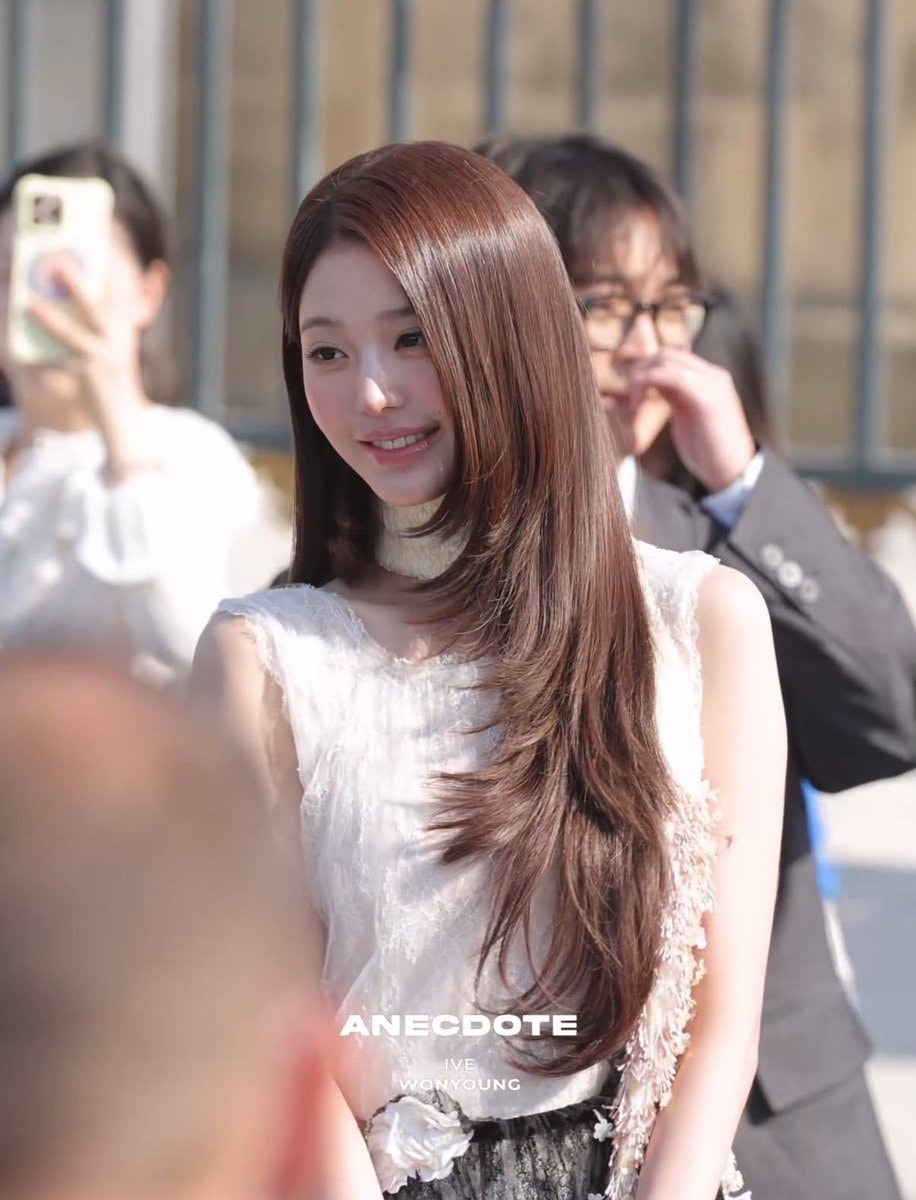 Wonyoung Paris Fashion Week Top K-pop Act (photo 2 of 2)