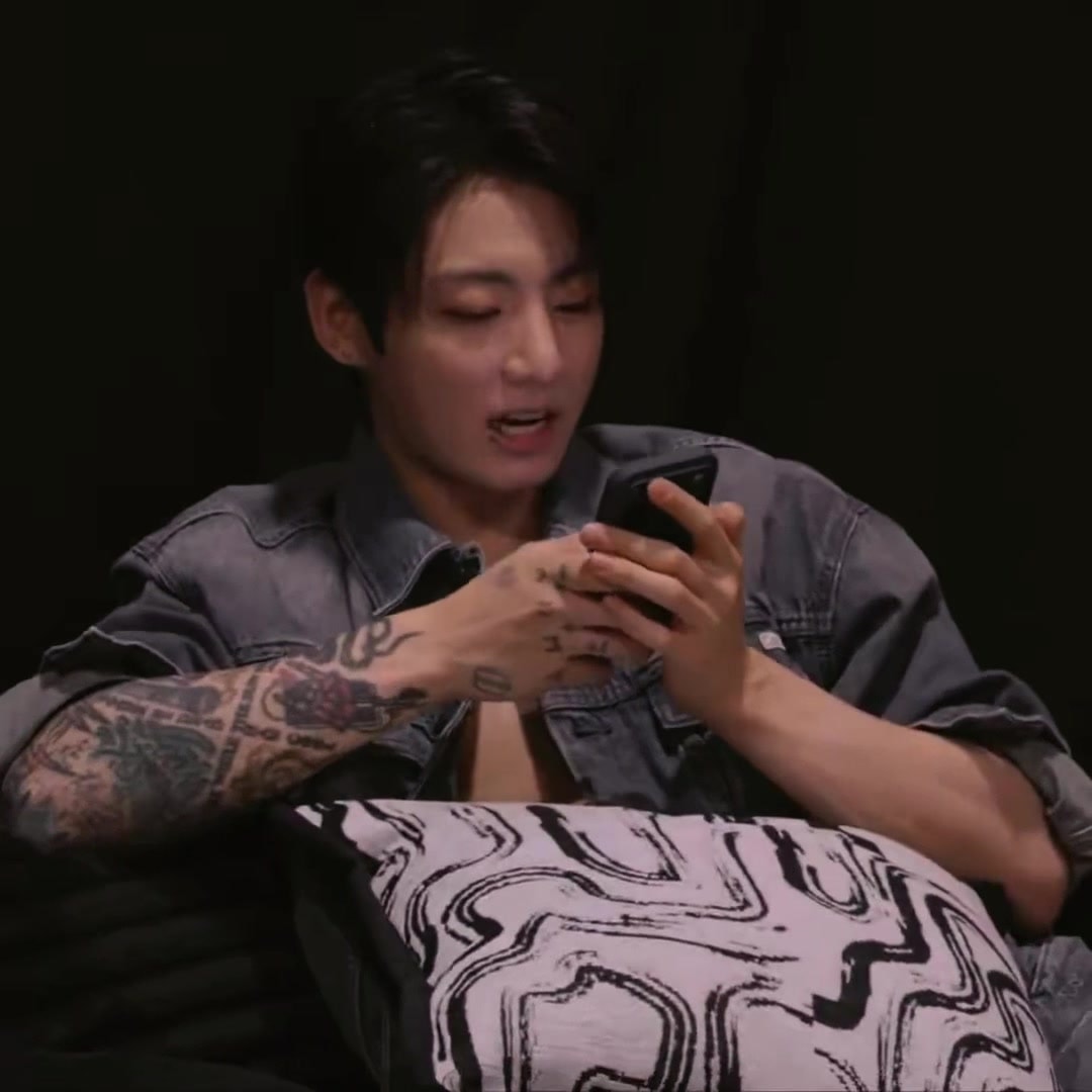 Jungkook practicing Spanish