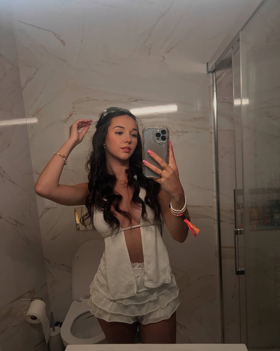 Lily Draycott mirror selfie (photo 2 of 4)