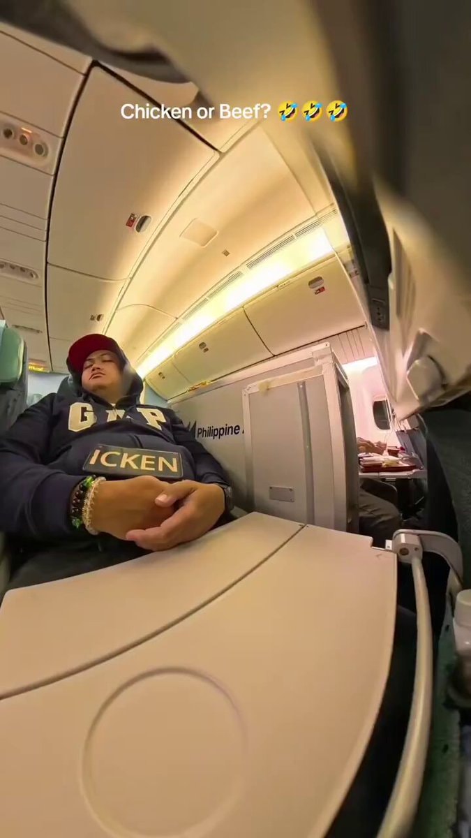 Man sleeps through 12-hour flight with chicken meal note