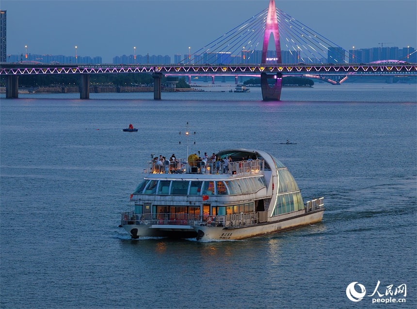 Ganjiang River night cruise Hongjiaozhou (photo 2 of 4)