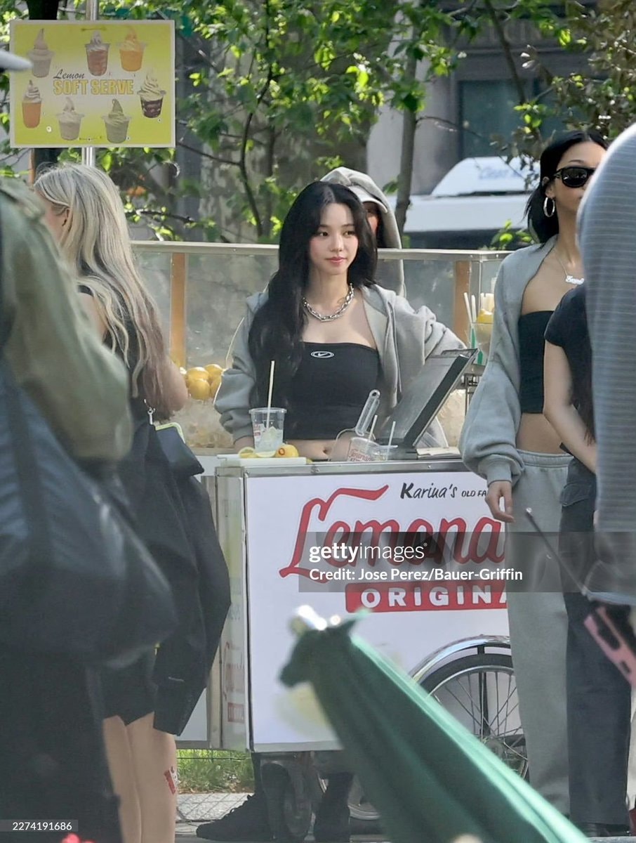 aespa Karina Lemonade Stand (photo 2 of 2)
