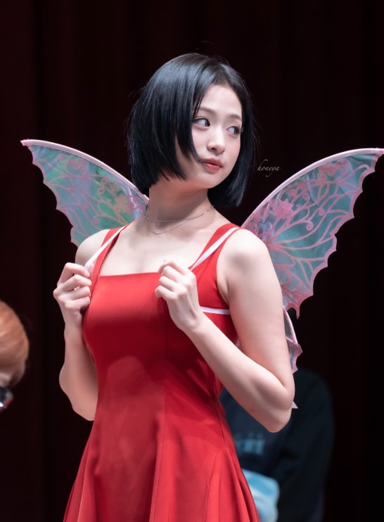 Ahyeon BABYMONSTER Bob Debut (photo 2 of 2)