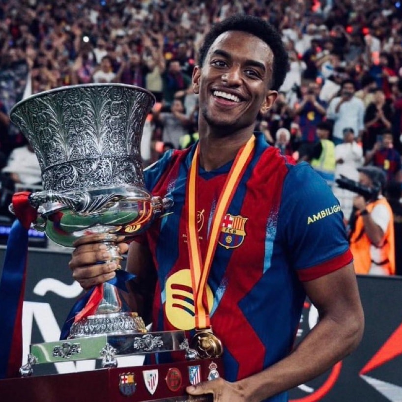 Alejandro Balde FC Barcelona trophy (photo 1 of 2)