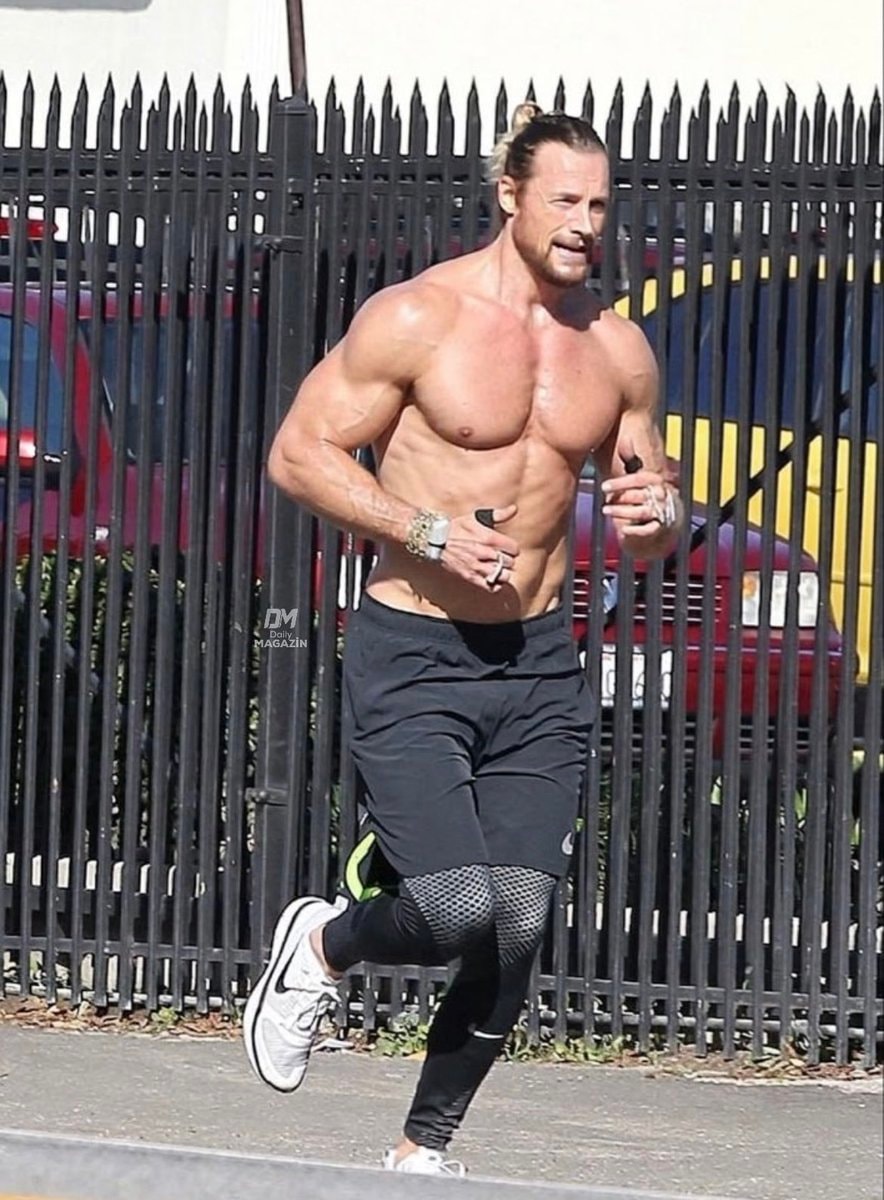 Gabriel Aubry shirtless run in Los Angeles (photo 2 of 2)