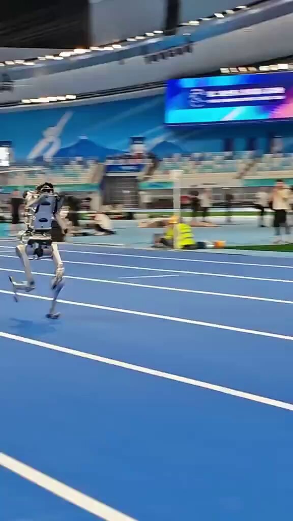 China's robot smashes 100m record