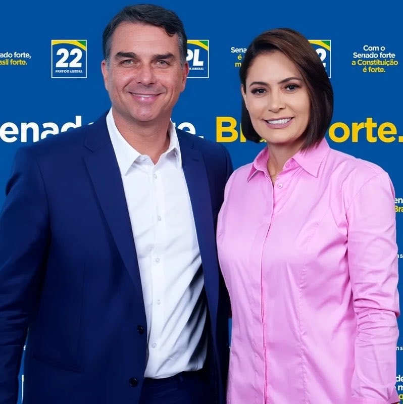 Flávio Bolsonaro leaves Brazil