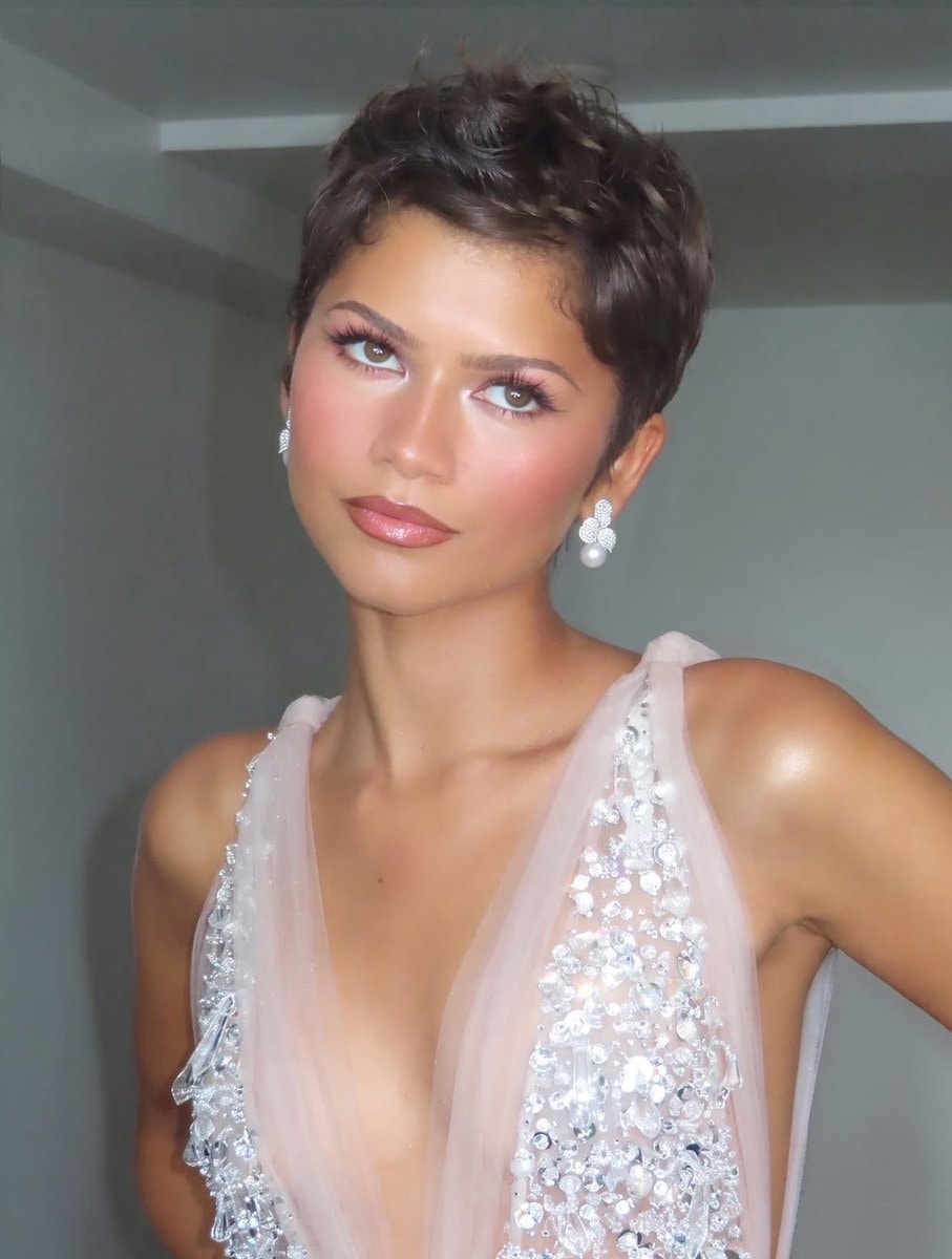 young woman glamorous fashion pose (photo 2 of 2)
