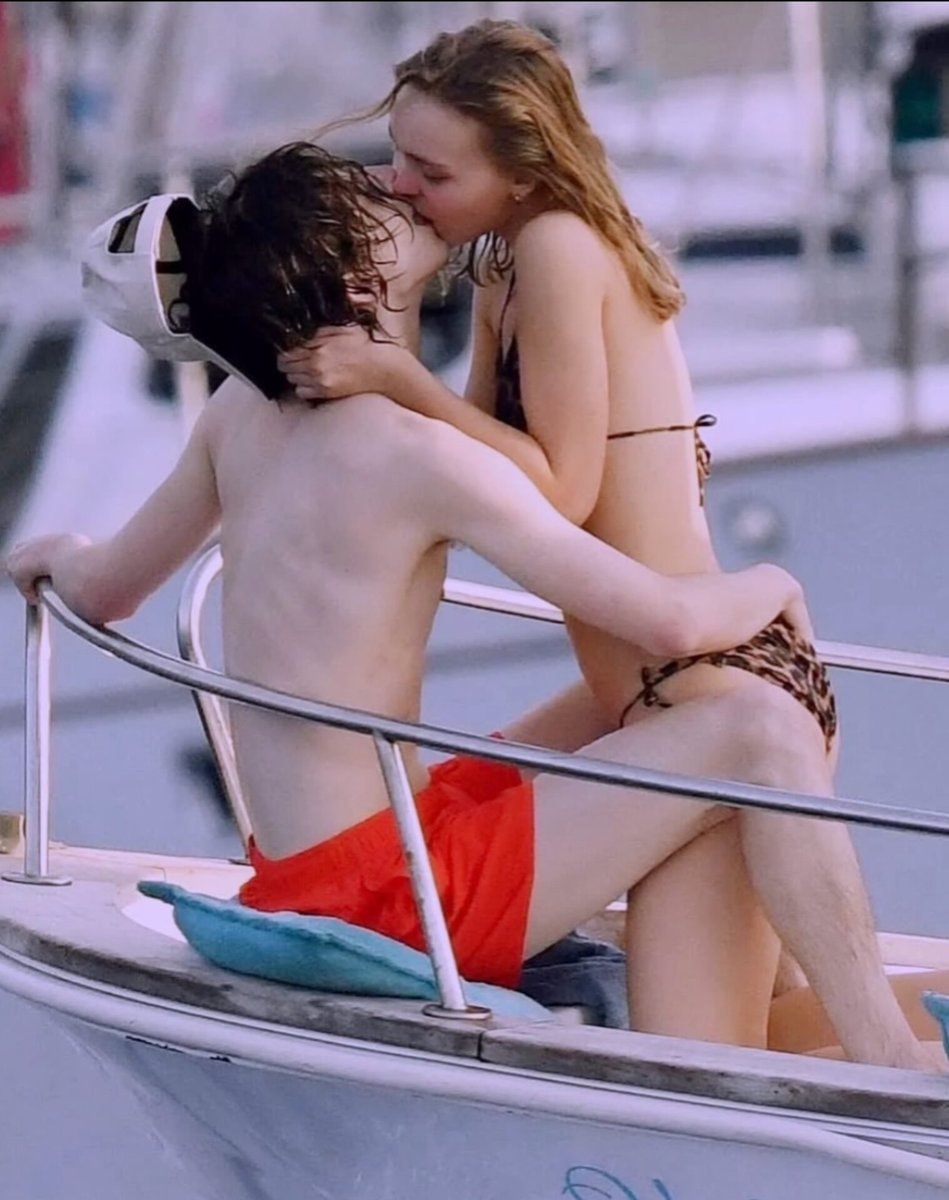Timothée Chalamet Lily-Rose Depp boat kiss 🥹 (photo 1 of 2)
