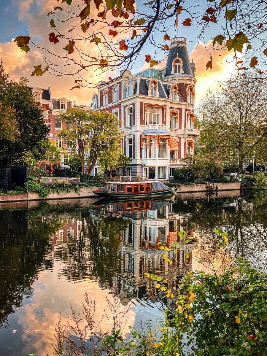 Amsterdam canal in autumn (photo 2 of 4)