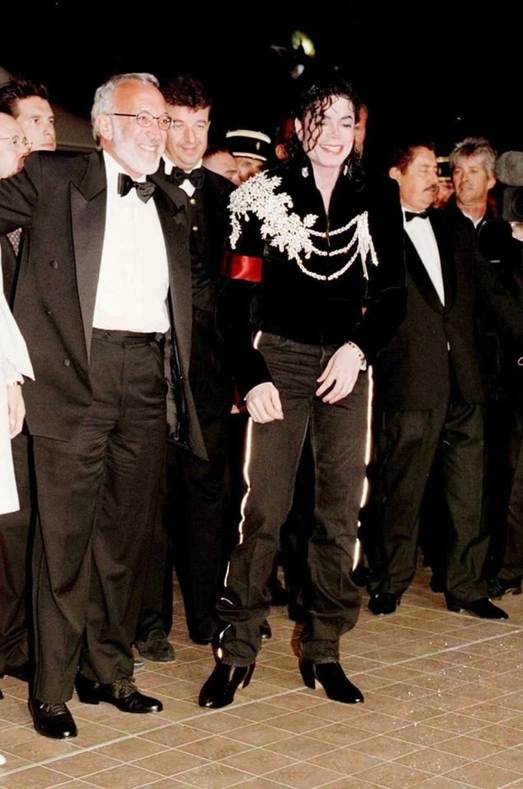Red Carpet Wave Michael Jackson (photo 3 of 4)
