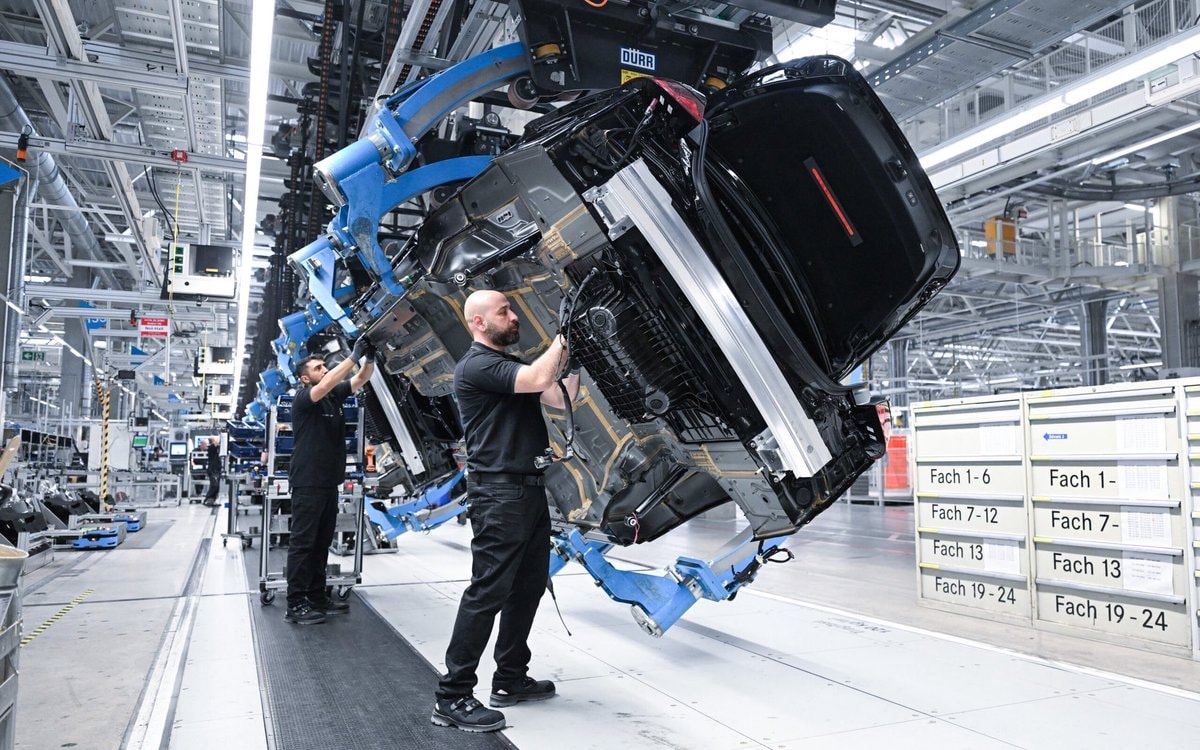 Daimler factory workers Eastern Europe Daimler factory workers Eastern Europe