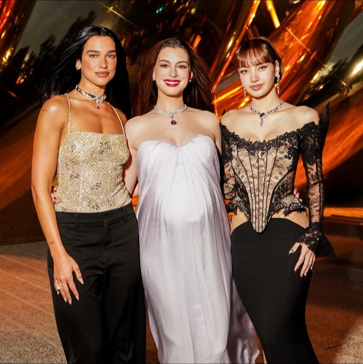 Dua Lipa Anne Hathaway Lisa new photo