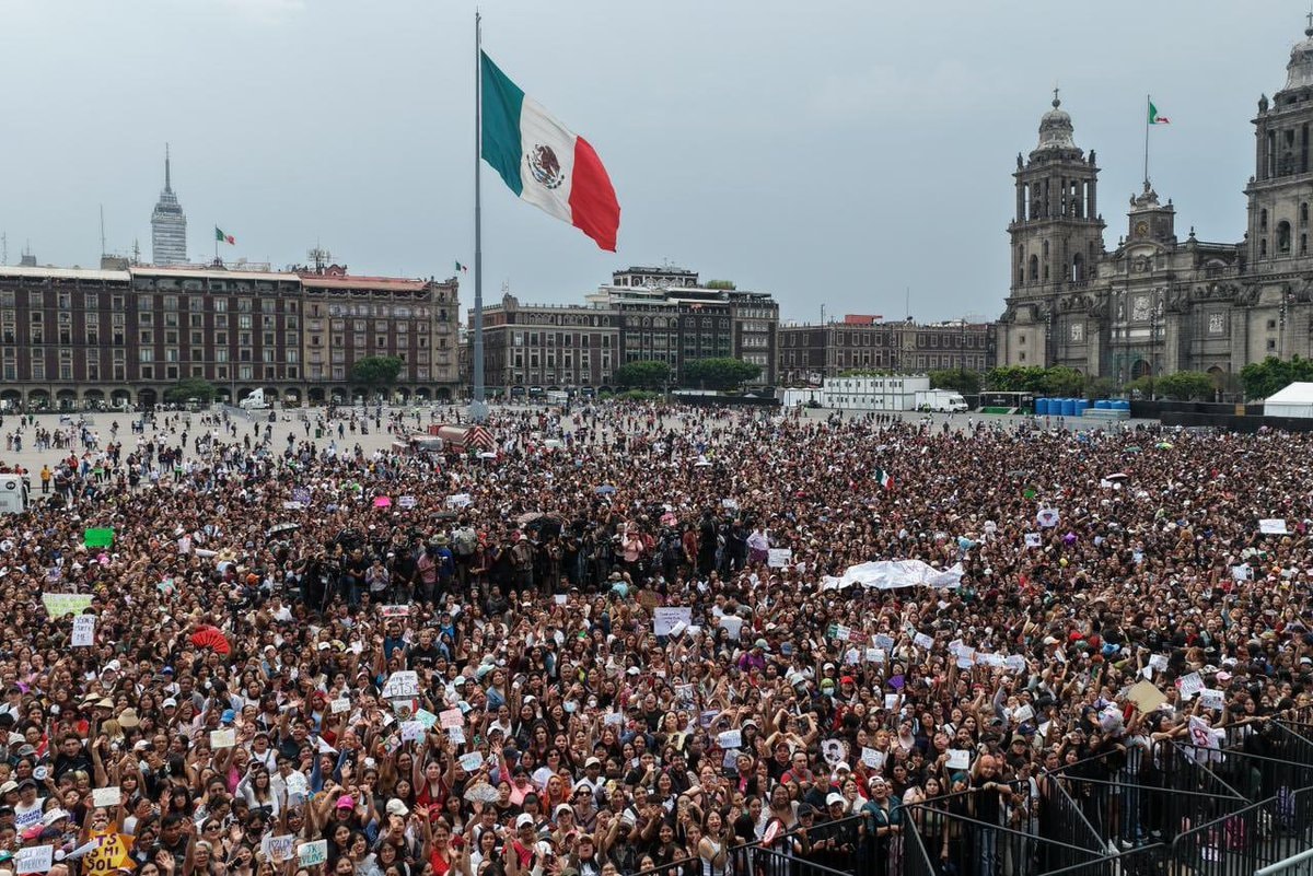 Crowd outside Mexico’s Presidential Palace for BTS (photo 3 of 3)