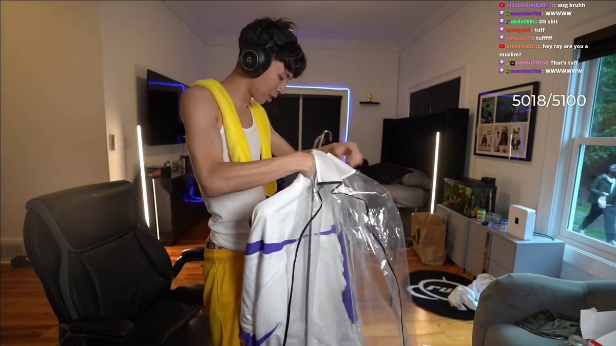 RAY keeps first VIVET tracksuit