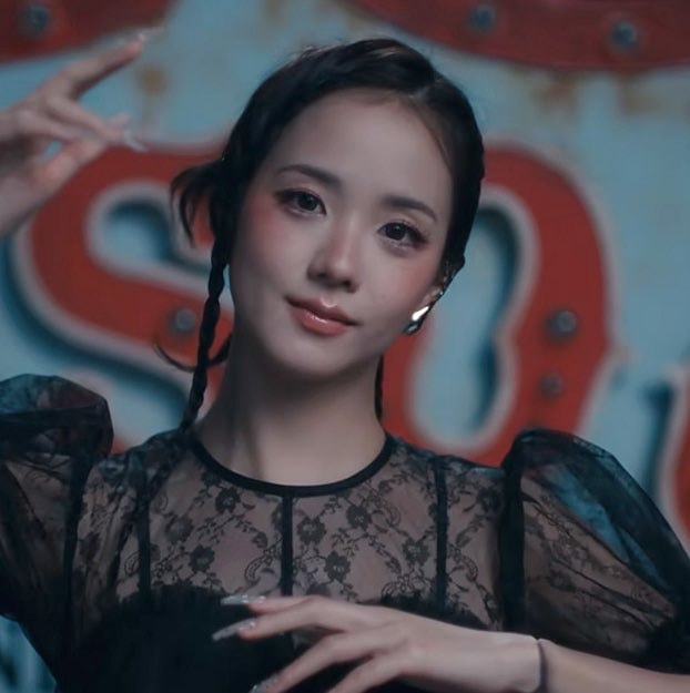 JISOO CLICK Spotify debut (photo 2 of 2)