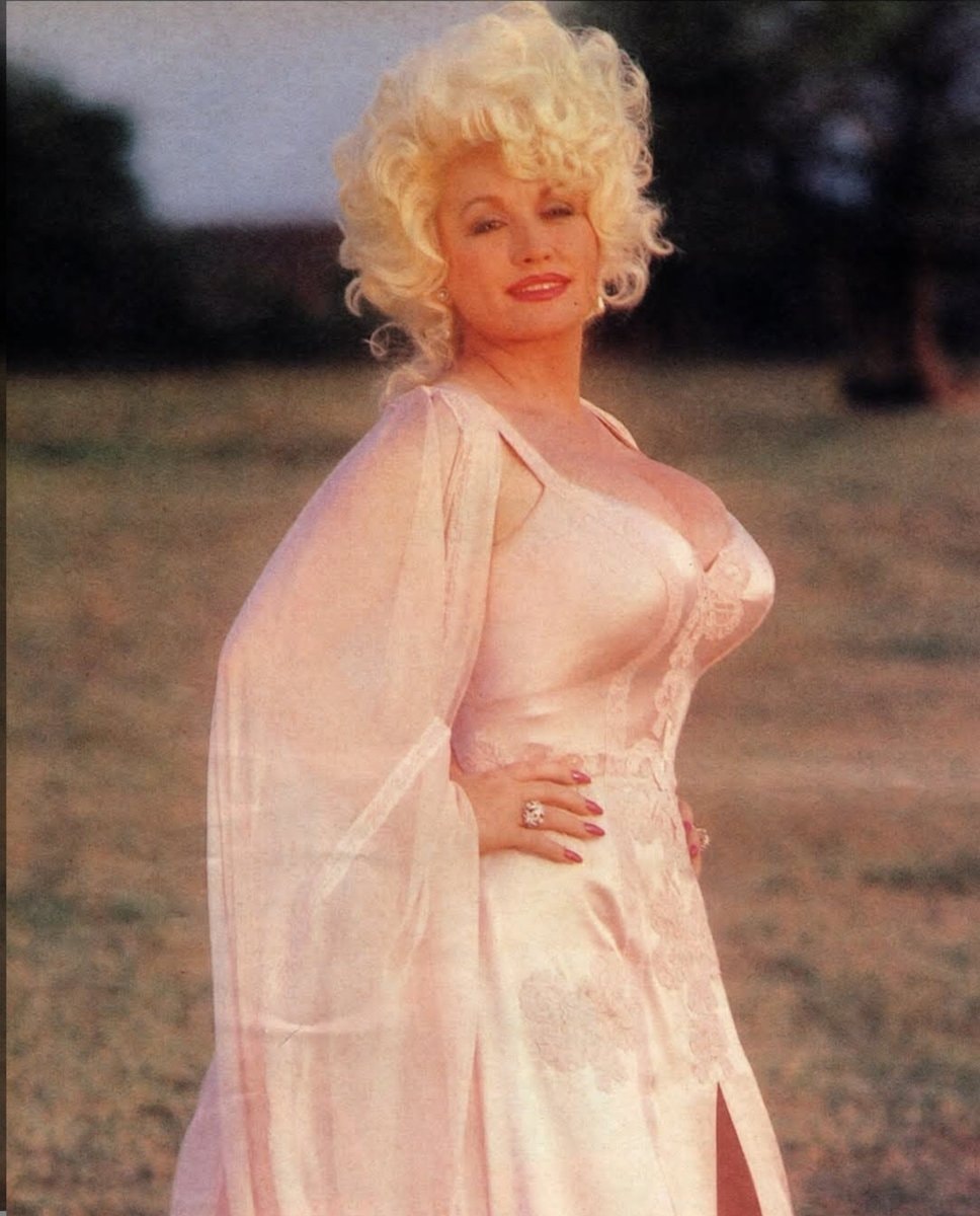 Dolly Parton red carpet moment (photo 3 of 4)