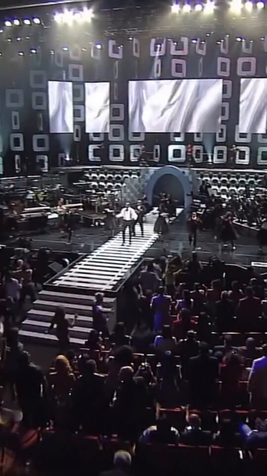 R. Kelly stage performance