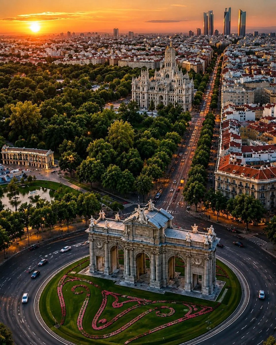 Puerta de Alcalá at sunset