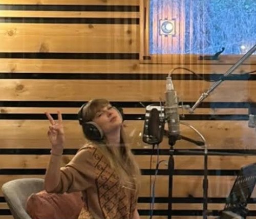 Taylor Swift studio session (photo 2 of 2)
