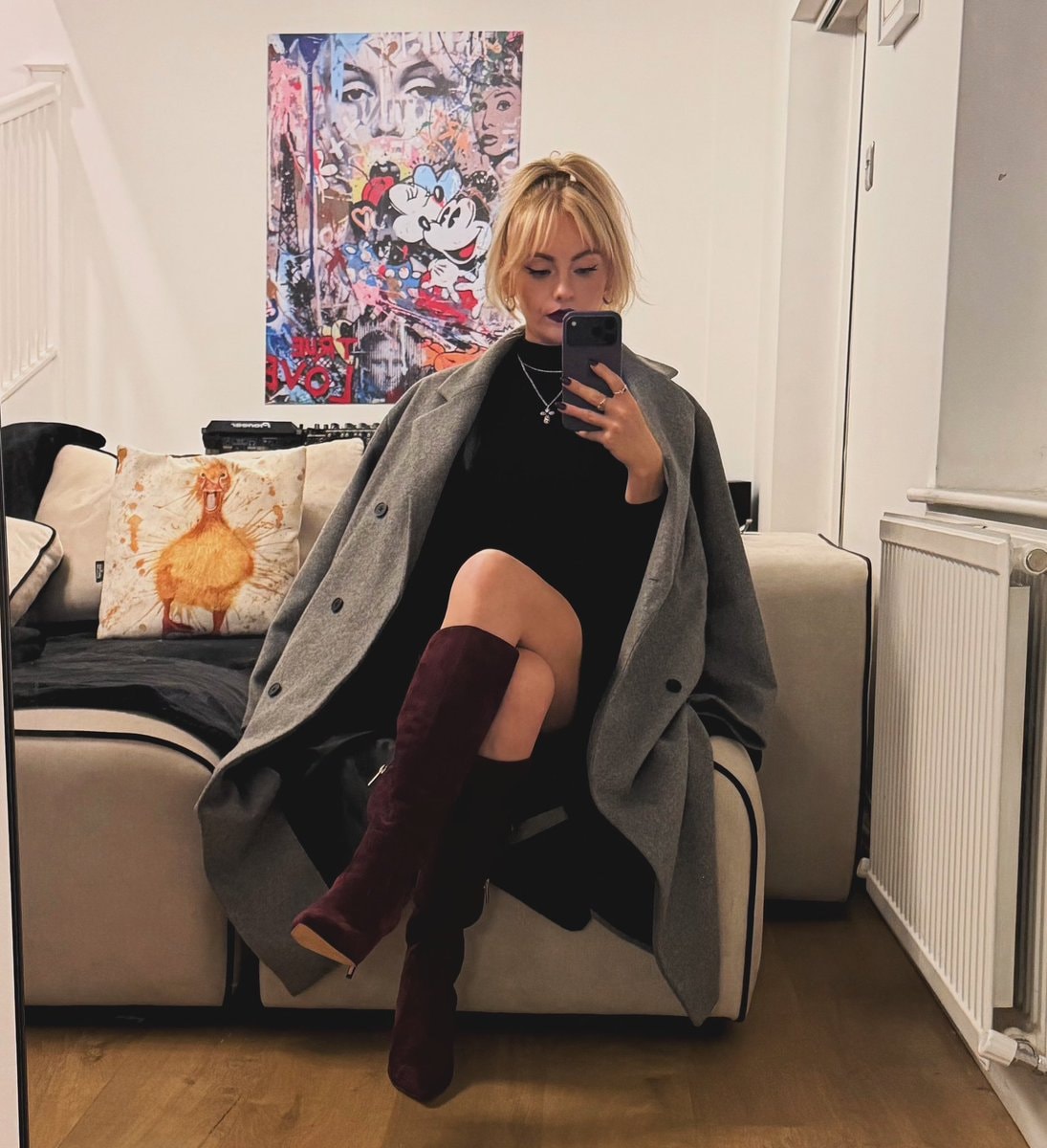 Katie McGlynn mirror selfie (photo 2 of 4)