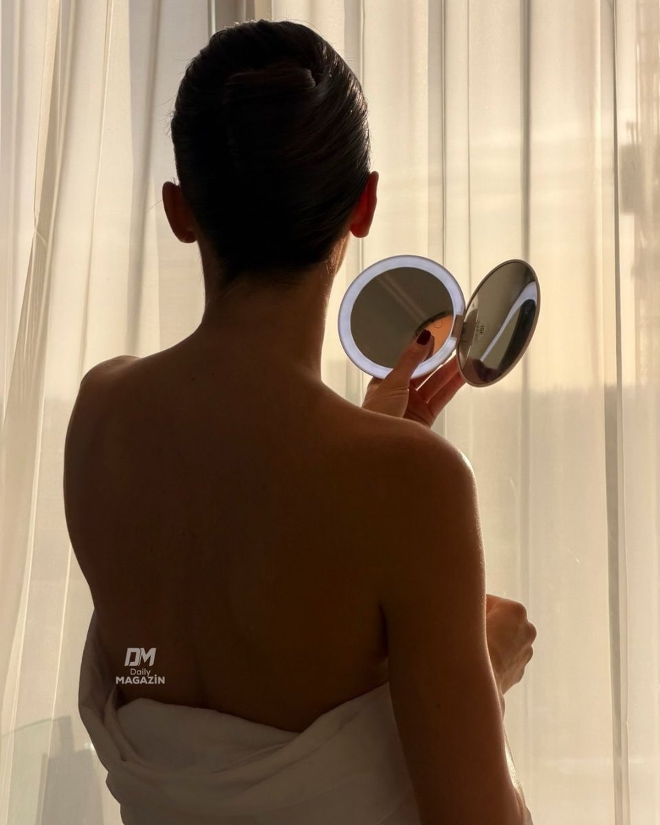 Kendall Jenner agenda before dressing (photo 2 of 2)