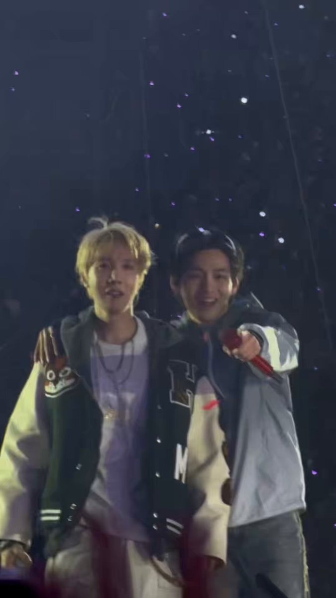Taehyung spots ARMY sign for Hoseok