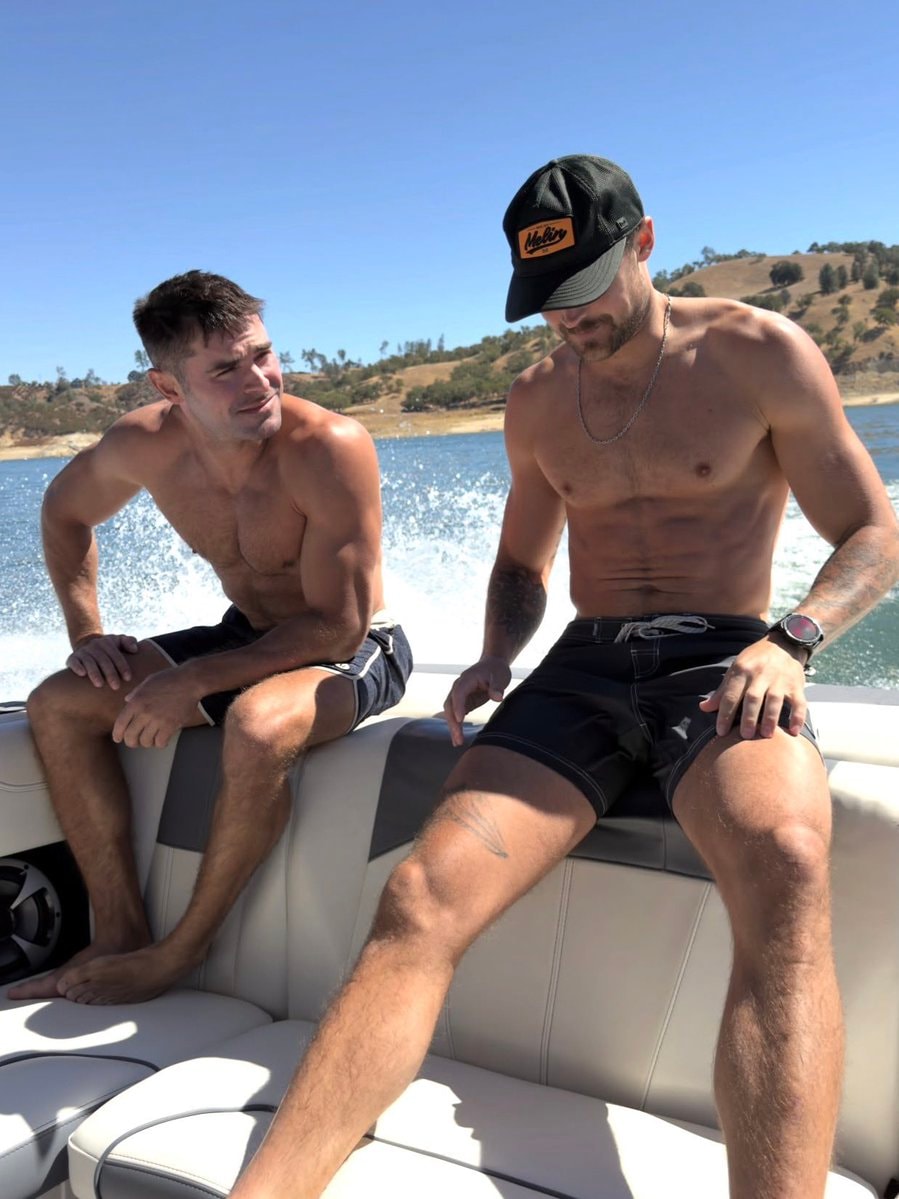 Efron brothers new photos (photo 2 of 2)