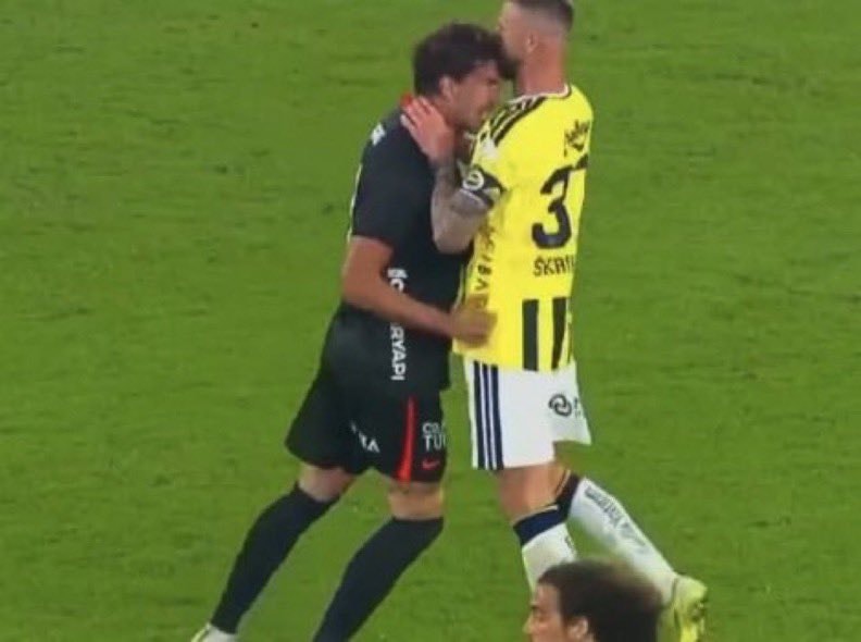 Vlahovic Skriniar tension