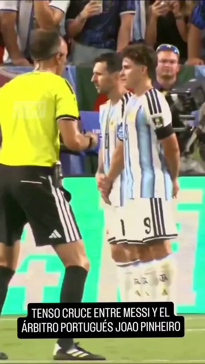 Messi confronts referee João Pinheiro