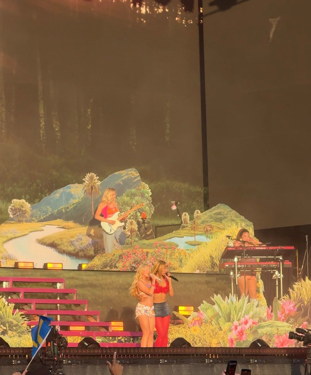 PinkPantheress Zara Larsson Stateside All Points East (photo 1 of 2)