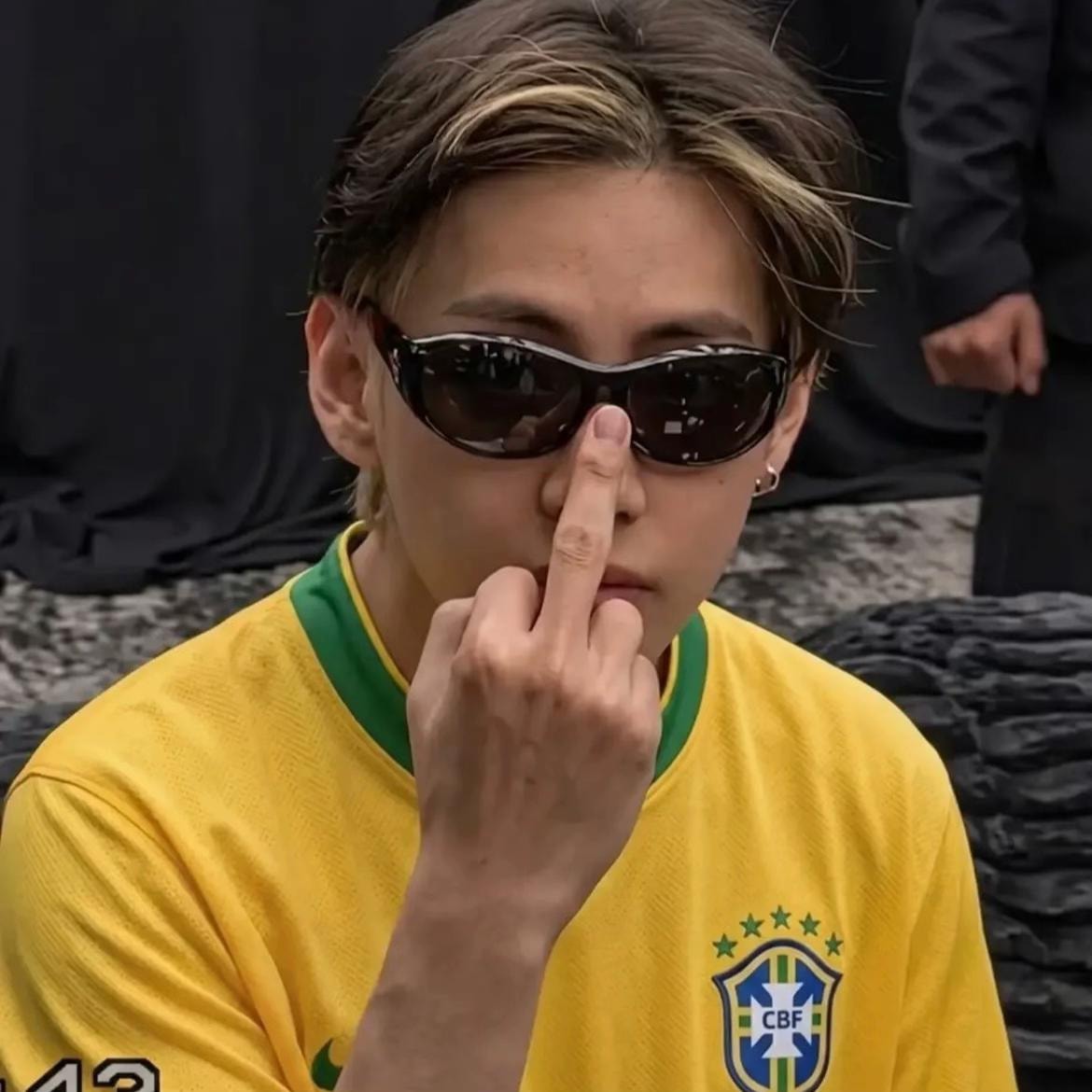 V Brasil hoodie pout (photo 3 of 4)